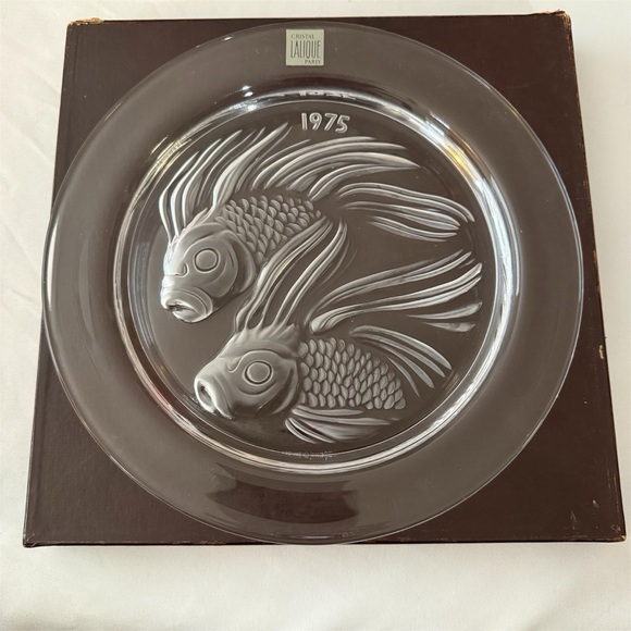 Vintage 1975 Lalique France Crystal Annual Plate "Fish Duet" ~ Signed And In Box - Picture 3 of 5